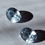 Zwei ovale Diamanten im Licht