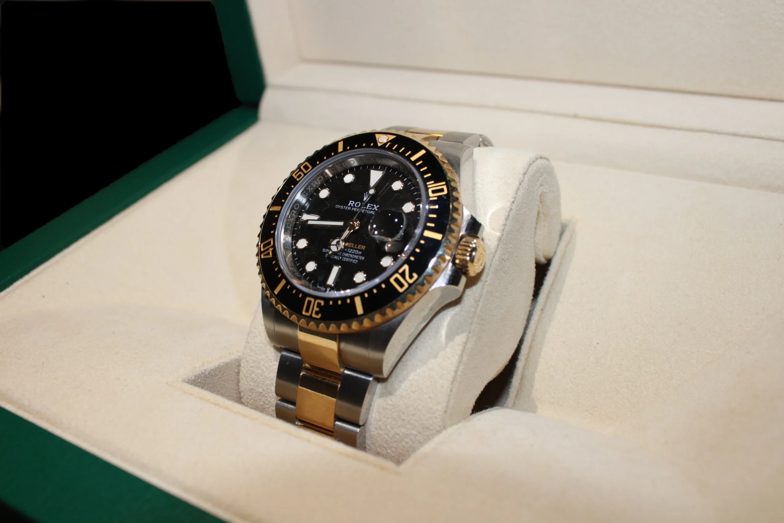 Rolex-Uhr mit schwarzem Zifferblatt in ihrer Box