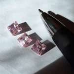 Drei rosa Edelsteine im Carré-Schliff